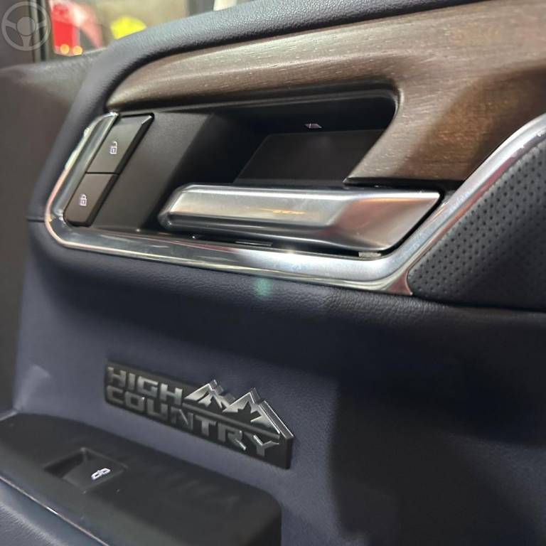 CHEVROLET - SILVERADO - 2025/2024 - VERMELHA - R$ 479.800,00