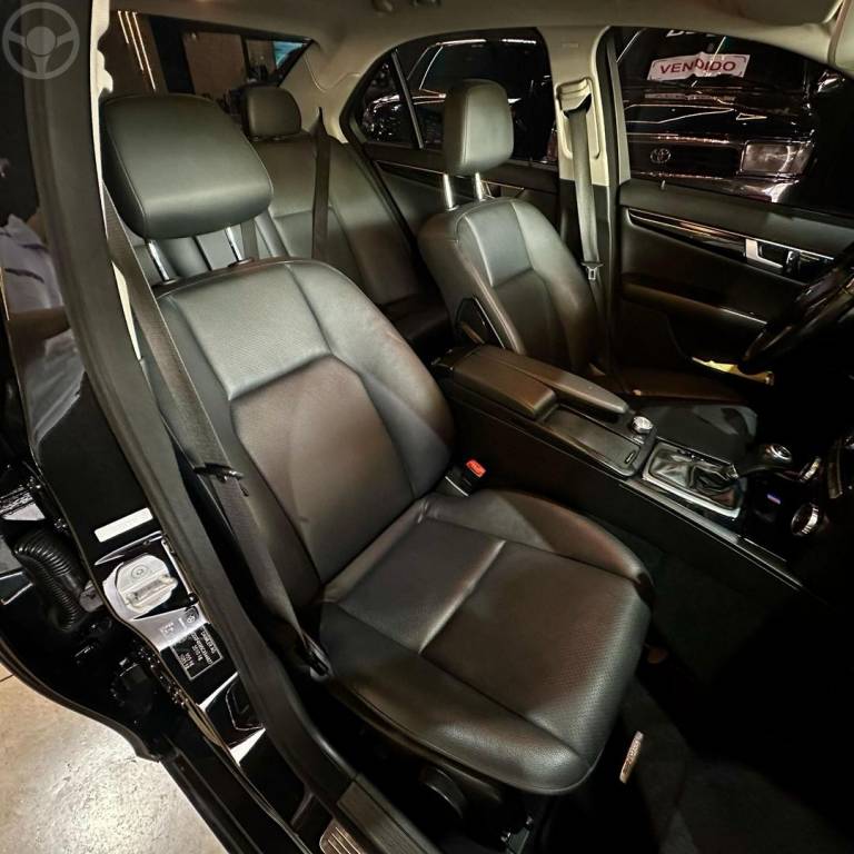 MERCEDES-BENZ - C 180 - 2011/2012 - PRETA - R$ 58.800,00