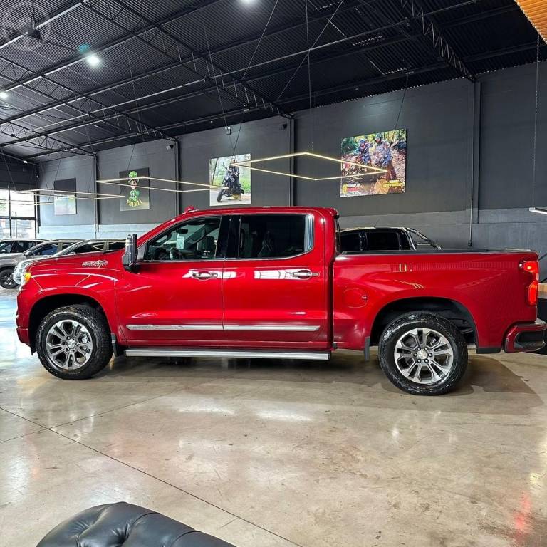 CHEVROLET - SILVERADO - 2025/2024 - VERMELHA - R$ 479.800,00