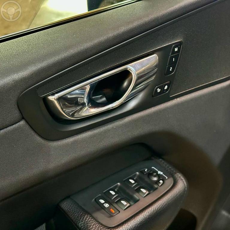 VOLVO - XC60 2.0 T5 MOMENTUM 4P AUTOMATICO - 2018/2019 - AZUL - R$ 172.800,00