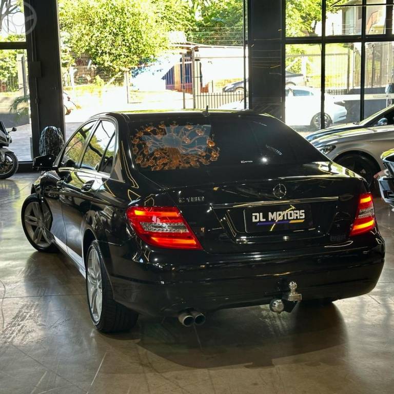 MERCEDES-BENZ - C 180 - 2011/2012 - PRETA - R$ 58.800,00