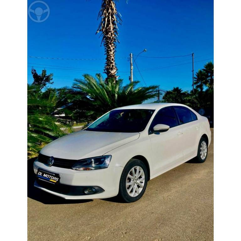 VOLKSWAGEN - JETTA - 2012/2013 - BRANCA - R$ 66.900,00