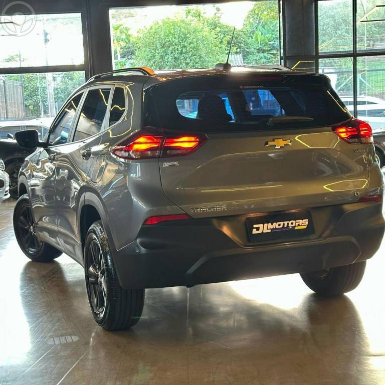 CHEVROLET - TRACKER - 2022/2023 - CINZA - R$ 109.800,00