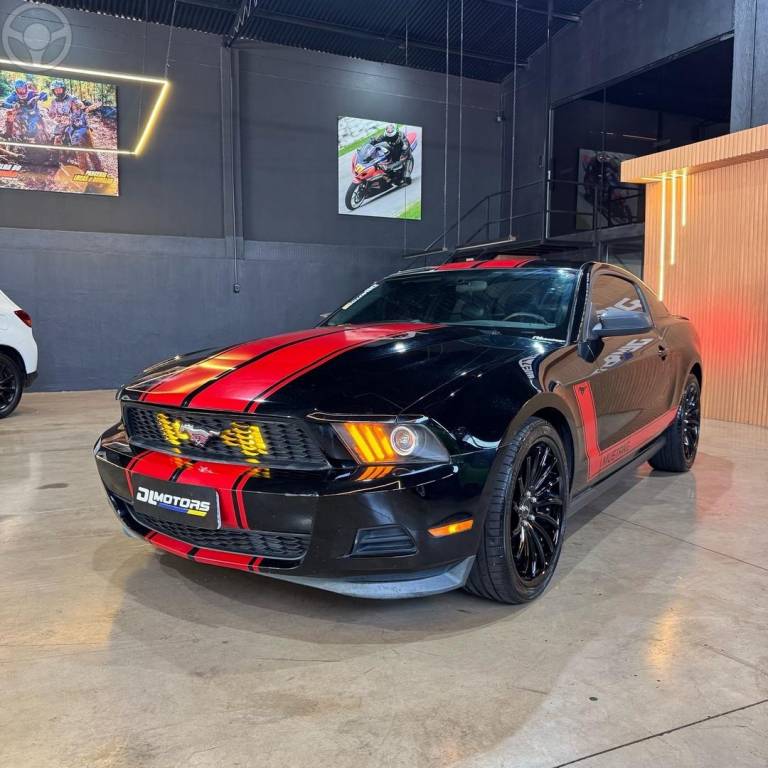 FORD - MUSTANG 3.7 COUPE V6 24V 2P MANUAL - 2011/2012 - PRETA - R$ 245.800,00