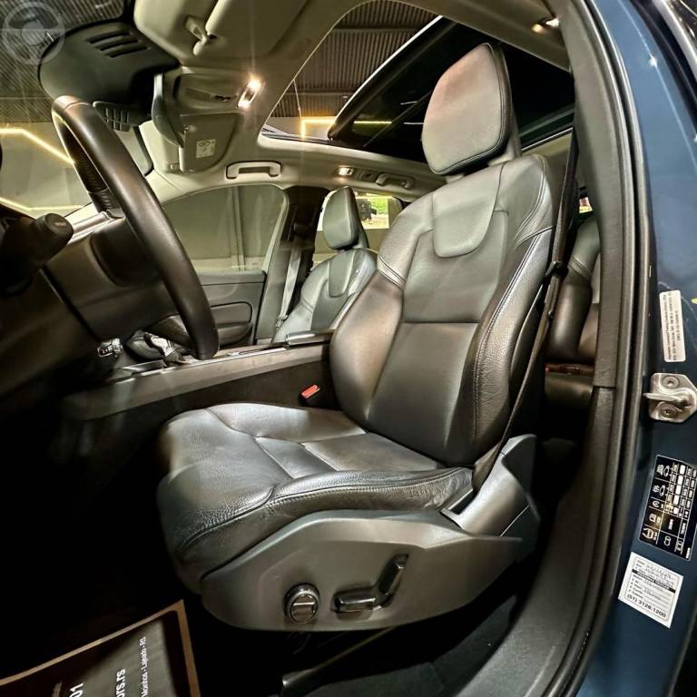 VOLVO - XC60 2.0 T5 MOMENTUM 4P AUTOMATICO - 2018/2019 - AZUL - R$ 172.800,00