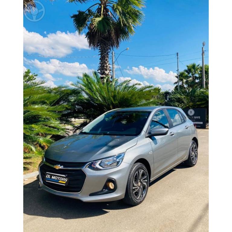 CHEVROLET - ONIX - 2023/2024 - PRATA - R$ 79.800,00