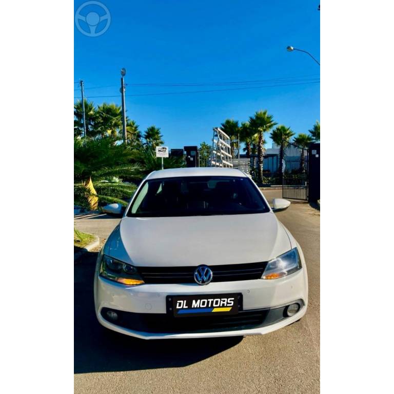 VOLKSWAGEN - JETTA - 2012/2013 - BRANCA - R$ 66.900,00