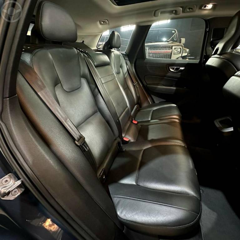 VOLVO - XC60 2.0 T5 MOMENTUM 4P AUTOMATICO - 2018/2019 - AZUL - R$ 172.800,00