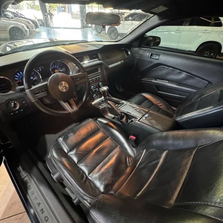 FORD - MUSTANG 3.7 COUPE V6 24V 2P MANUAL - 2011/2012 - PRETA - R$ 245.800,00