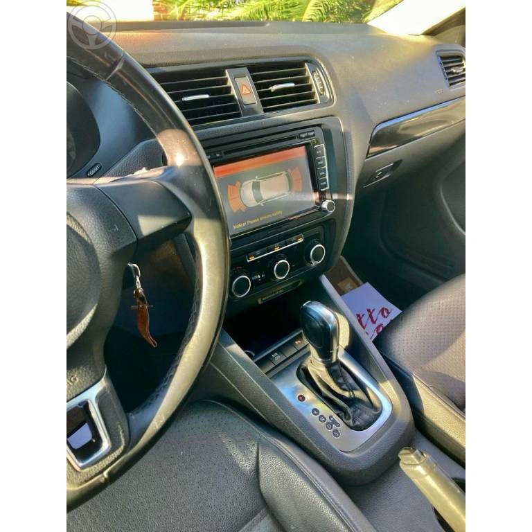 VOLKSWAGEN - JETTA - 2012/2013 - BRANCA - R$ 66.900,00