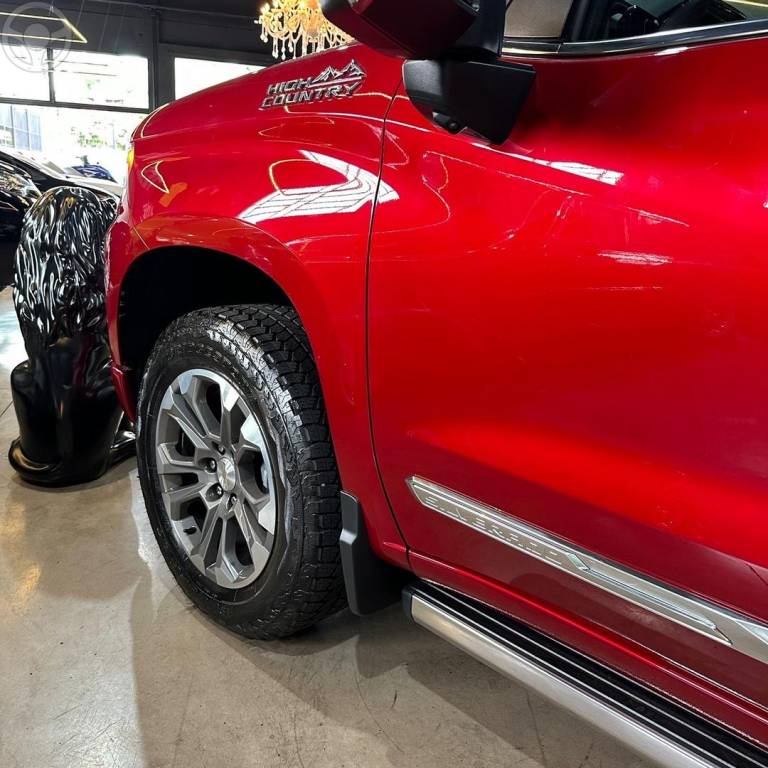 CHEVROLET - SILVERADO - 2025/2024 - VERMELHA - R$ 479.800,00