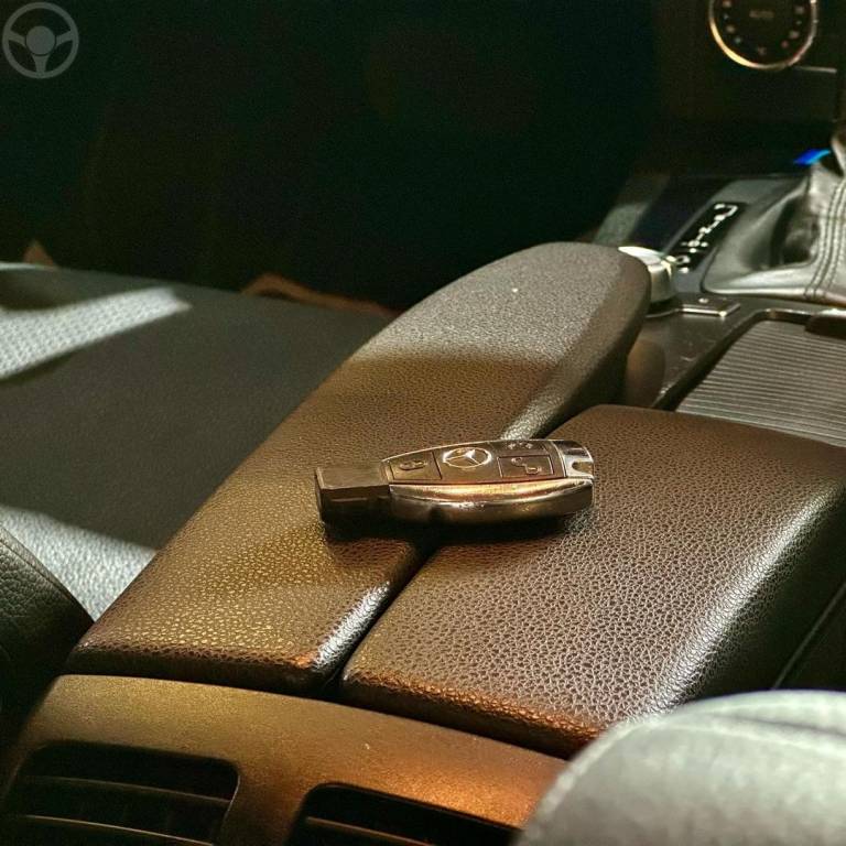 MERCEDES-BENZ - C 180 - 2011/2012 - PRETA - R$ 58.800,00