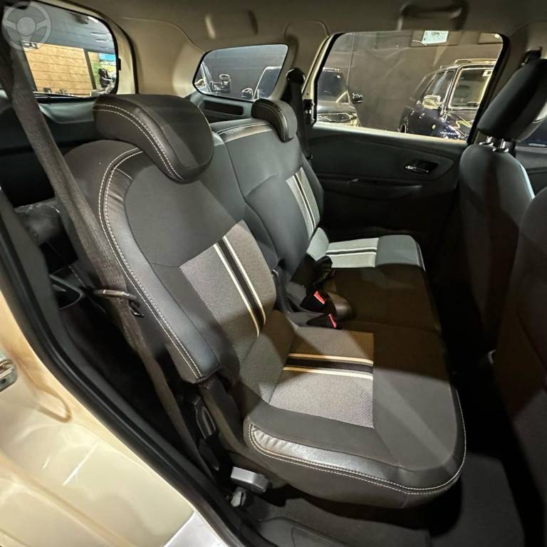 CHEVROLET - SPIN - 2016/2016 - BRANCA - R$ 62.800,00