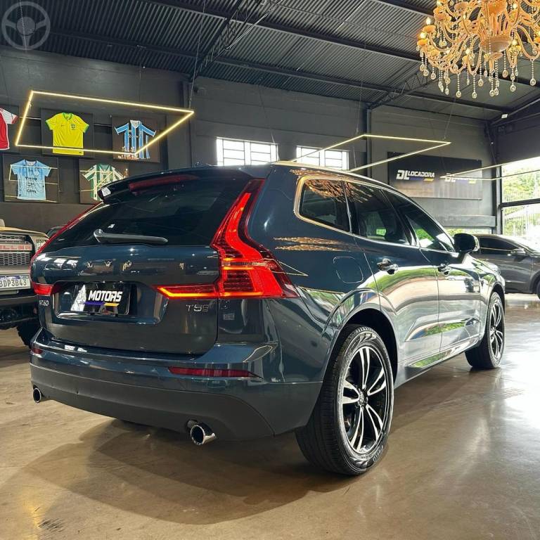 VOLVO - XC60 2.0 T5 MOMENTUM 4P AUTOMATICO - 2018/2019 - AZUL - R$ 172.800,00