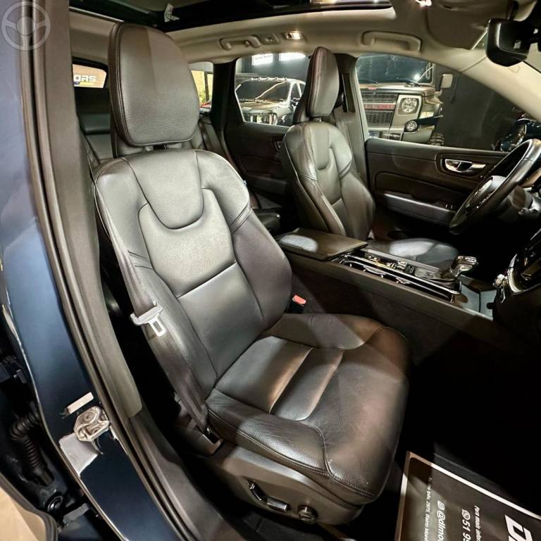 VOLVO - XC60 2.0 T5 MOMENTUM 4P AUTOMATICO - 2018/2019 - AZUL - R$ 172.800,00