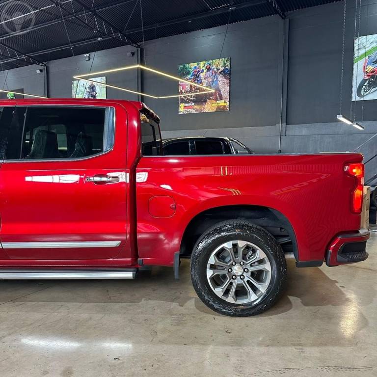 CHEVROLET - SILVERADO - 2025/2024 - VERMELHA - R$ 479.800,00