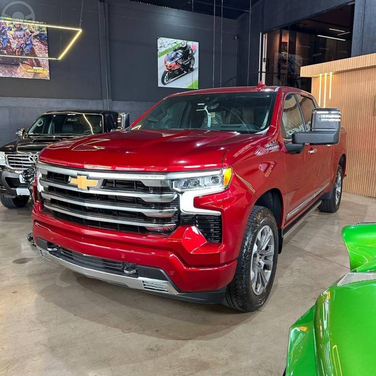 CHEVROLET - SILVERADO - 2025/2024 - VERMELHA - R$ 479.800,00