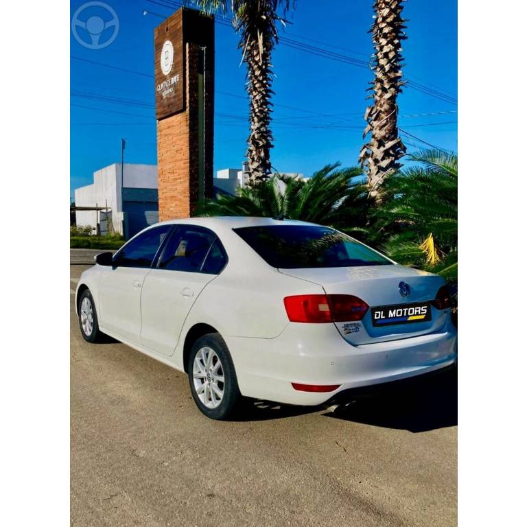 VOLKSWAGEN - JETTA - 2012/2013 - BRANCA - R$ 66.900,00